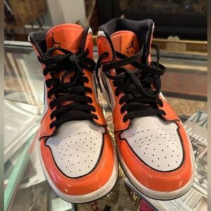 Air Jordan 1 Mid SE Turf Orange ( size 9.5 men’s )